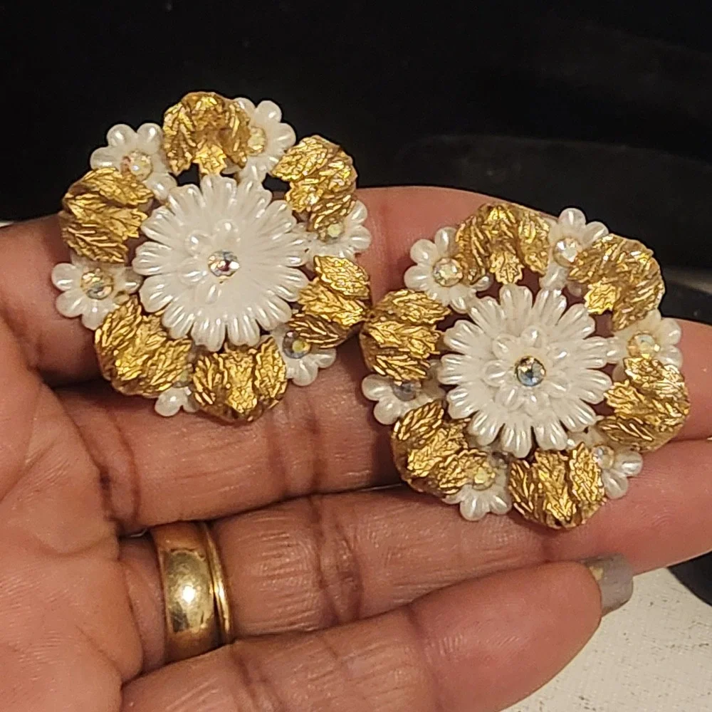 Vintage Coro‎ Floral Clip On Earrings Gold Tone White Flower AB Rhinestone 1.25